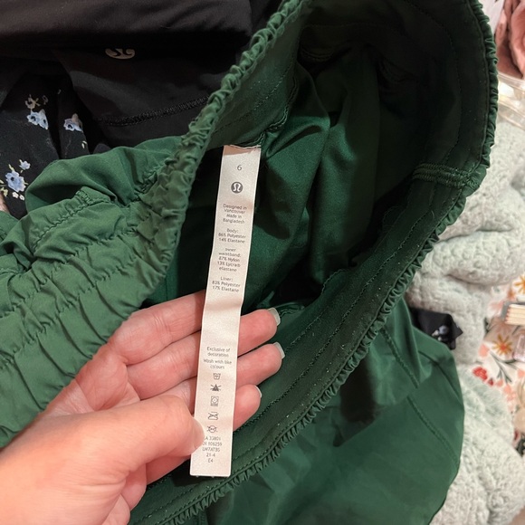 Lululemon Track That Mid Rise Lined Shorts 5” size 6 in everglade green - Picture 8 of 8